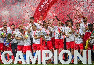 FCSB oyuncuları, FCSB-CSU Craiova oyunu sonunda düzenlenen 2025 Rumen Superliga ödüllü ödül töreninde resmedildi.