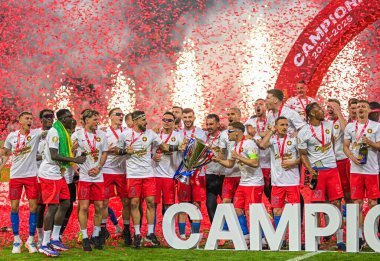 FCSB oyuncuları, FCSB-CSU Craiova oyunu sonunda düzenlenen 2025 Rumen Superliga ödüllü ödül töreninde resmedildi.