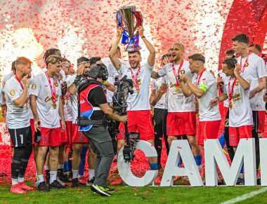 FCSB oyuncuları, FCSB-CSU Craiova oyunu sonunda düzenlenen 2025 Rumen Superliga ödüllü ödül töreninde resmedildi.