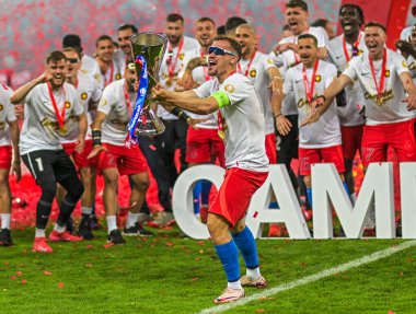 FCSB 'den Darius Olaru, FCSB-CSU Craiova oyunu sonunda düzenlenen 2024 Rumen Superliga ödüllü seremonisinde resmedildi..