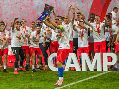 FCSB 'den Darius Olaru, FCSB-CSU Craiova oyunu sonunda düzenlenen 2024 Rumen Superliga ödüllü seremonisinde resmedildi..