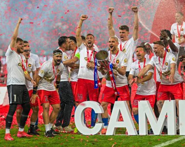 FCSB 'den Daniel Birligea, FCSB-CSU Craiova oyunu sonunda düzenlenen 2024 Rumen Superliga ödüllü seremonisi sırasında fotoğraflandı.