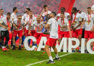 FCSB 'den Valentin Cretu, FCSB-CSU Craiova oyunu sonunda düzenlenen 2024 Rumen Superliga ödüllü seremonisi sırasında resmedildi.