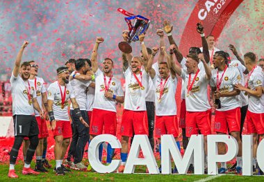 FCSB 'den Daniel Birligea, FCSB-CSU Craiova oyunu sonunda düzenlenen 2024 Rumen Superliga ödüllü seremonisi sırasında fotoğraflandı.