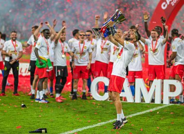 FCSB 'den Valentin Cretu, FCSB-CSU Craiova oyunu sonunda düzenlenen 2024 Rumen Superliga ödüllü seremonisi sırasında resmedildi.