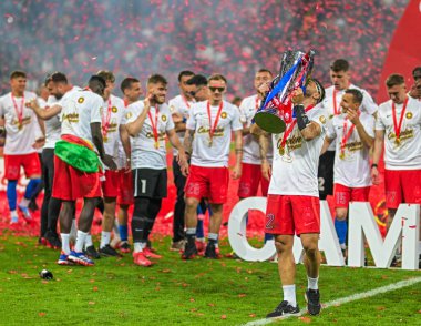 FCSB 'den Valentin Cretu, FCSB-CSU Craiova oyunu sonunda düzenlenen 2024 Rumen Superliga ödüllü seremonisi sırasında resmedildi.