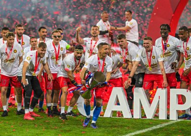 FCSB 'den Marius Stefanescu, FCSB-CSU Craiova maçının sonunda düzenlenen 2024 Rumen Superliga ödülünün töreninde resim çekti..