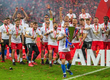 FCSB 'den Marius Stefanescu, FCSB-CSU Craiova maçının sonunda düzenlenen 2024 Rumen Superliga ödülünün töreninde resim çekti..