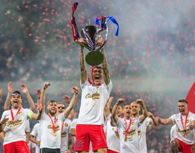 FCSB 'den Octavian Popescu, FCSB-CSU Craiova oyunu sonunda düzenlenen 2024 Rumen Superliga ödüllü seremonisi sırasında fotoğraflandı.