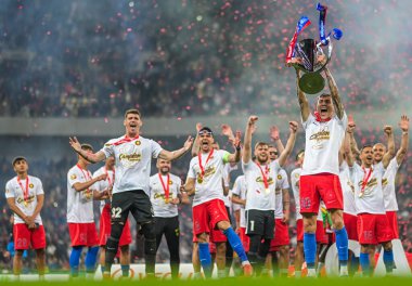 FCSB 'den Octavian Popescu, FCSB-CSU Craiova oyunu sonunda düzenlenen 2024 Rumen Superliga ödüllü seremonisi sırasında fotoğraflandı.