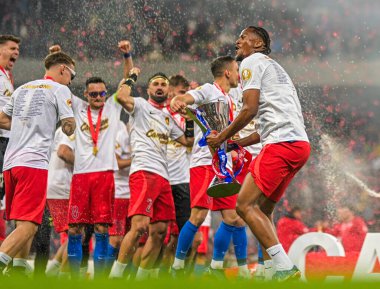 FCSB 'den Siyabonga Ngezana, FCSB-CSU Craiova maçının sonunda düzenlenen 2024 Rumen Superliga ödülünün töreninde fotoğraflandı..