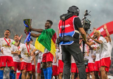 FCSB 'den David Kiki, FCSB-CSU Craiova oyunu sonunda düzenlenen 2024 Rumen Superliga ödülünün töreninde resim çekti.