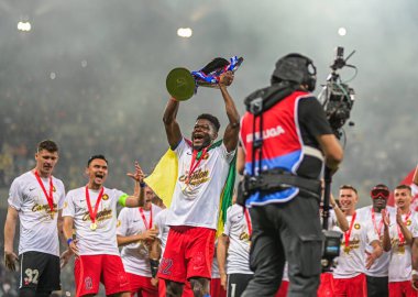FCSB 'den David Kiki, FCSB-CSU Craiova oyunu sonunda düzenlenen 2024 Rumen Superliga ödülünün töreninde resim çekti.