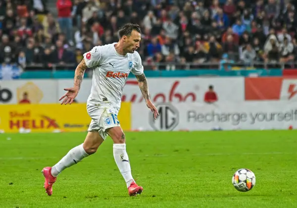 Craiova 'lı Vasile Mogos, 17 Mayıs 2025' te Bükreş 'teki Ulusal Arena' da oynanan FCSB ile CSU Craiova arasında oynanan Romanya Superliga karşılaşmasında resmedildi..