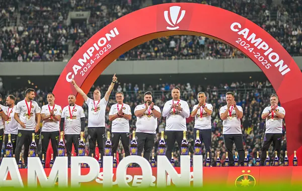 FCSB personeli, FCSB-CSU Craiova oyunu sonunda düzenlenen 2025 Rumen Superliga ödüllü ödül töreninde fotoğraflandı..