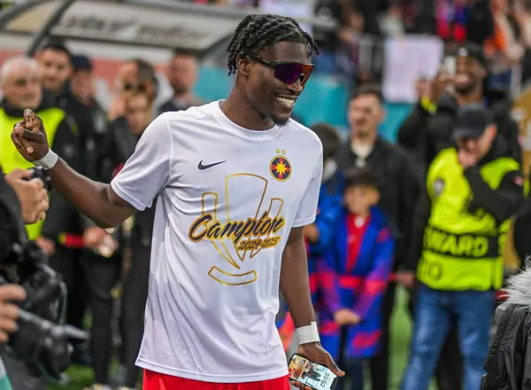 FCSB 'den Jordan Gele, FCSB-CSU Craiova oyunu sonunda düzenlenen 2024 Rumen Superliga ödüllü seremonisi sırasında fotoğraflandı.