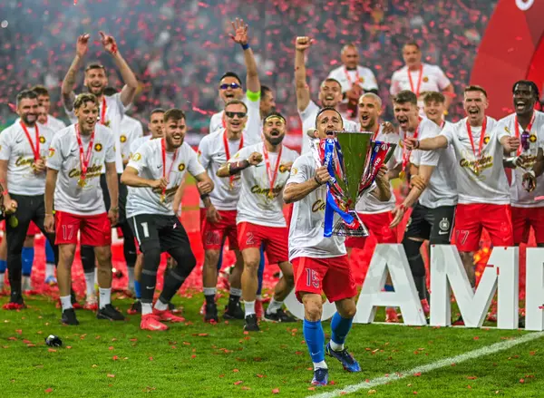 FCSB 'den Marius Stefanescu, FCSB-CSU Craiova maçının sonunda düzenlenen 2024 Rumen Superliga ödülünün töreninde resim çekti..