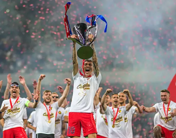 FCSB 'den Octavian Popescu, FCSB-CSU Craiova oyunu sonunda düzenlenen 2024 Rumen Superliga ödüllü seremonisi sırasında fotoğraflandı.