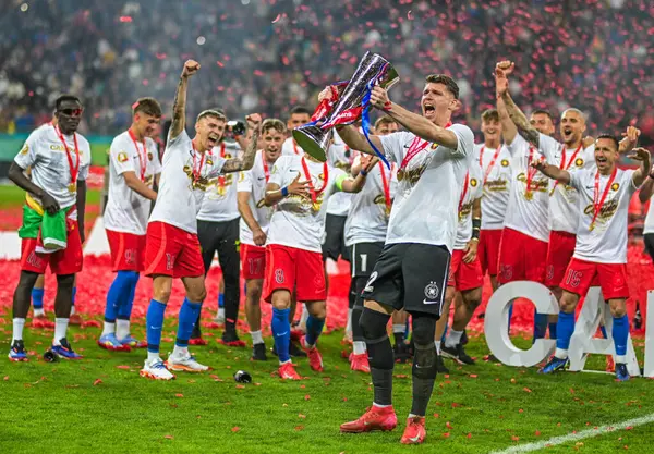 FCSB 'den Stefan Tarnovanu, FCSB-CSU Craiova oyunu sonunda düzenlenen 2024 Rumen Superliga ödüllü seremonisi sırasında fotoğraflandı.