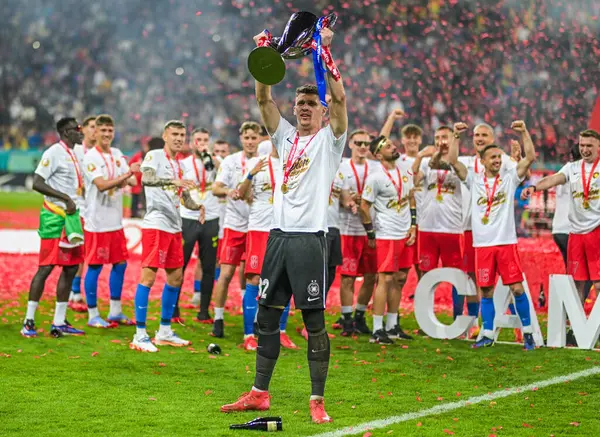 FCSB 'den Stefan Tarnovanu, FCSB-CSU Craiova oyunu sonunda düzenlenen 2024 Rumen Superliga ödüllü seremonisi sırasında fotoğraflandı.