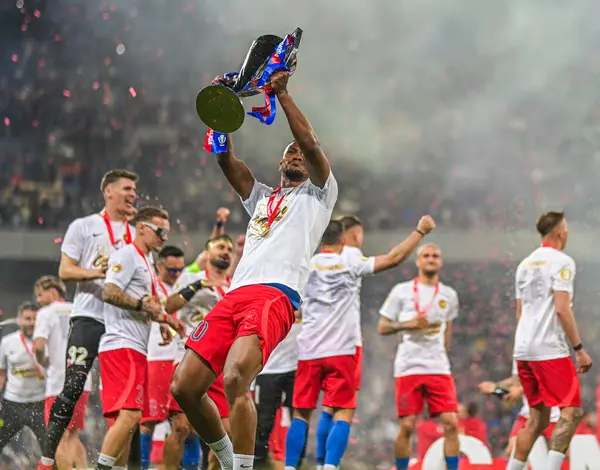 FCSB 'den Siyabonga Ngezana, FCSB-CSU Craiova maçının sonunda düzenlenen 2024 Rumen Superliga ödülünün töreninde fotoğraflandı..