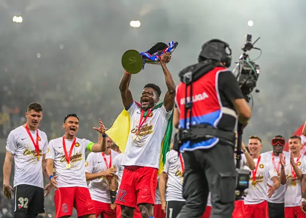 FCSB 'den David Kiki, FCSB-CSU Craiova oyunu sonunda düzenlenen 2024 Rumen Superliga ödülünün töreninde resim çekti.