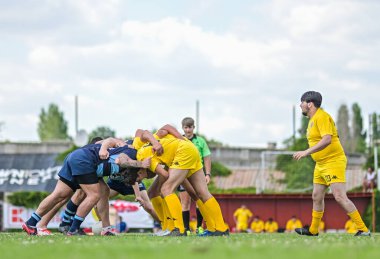 Rumen Rugby oyuncuları Romanya 'nın Bükreş kentinde düzenlenen 2025 Romanya Rugby 7 Şampiyonası Finalleri sırasında eylem halinde görülüyor.