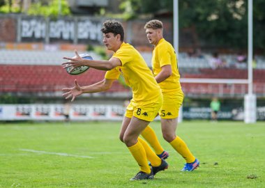 Rumen Rugby oyuncuları Romanya 'nın Bükreş kentinde düzenlenen 2025 Romanya Rugby 7 Şampiyonası Finalleri sırasında eylem halinde görülüyor.