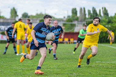 Rumen Rugby oyuncuları Romanya 'nın Bükreş kentinde düzenlenen 2025 Romanya Rugby 7 Şampiyonası Finalleri sırasında eylem halinde görülüyor.