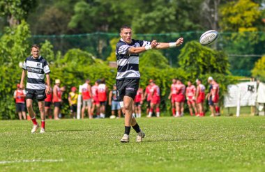 Rumen Rugby oyuncuları Romanya 'nın Bükreş kentinde düzenlenen 2025 Romanya Rugby 7 Şampiyonası Finalleri sırasında eylem halinde görülüyor.
