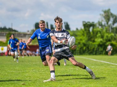 Rumen Rugby oyuncuları Romanya 'nın Bükreş kentinde düzenlenen 2025 Romanya Rugby 7 Şampiyonası Finalleri sırasında eylem halinde görülüyor.