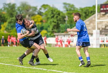 Rumen Rugby oyuncuları Romanya 'nın Bükreş kentinde düzenlenen 2025 Romanya Rugby 7 Şampiyonası Finalleri sırasında eylem halinde görülüyor.