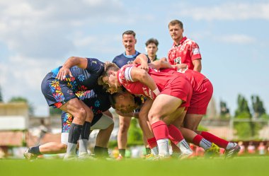 Rumen Rugby oyuncuları Romanya 'nın Bükreş kentinde düzenlenen 2025 Romanya Rugby 7 Şampiyonası Finalleri sırasında eylem halinde görülüyor.