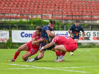 Rumen Rugby oyuncuları Romanya 'nın Bükreş kentinde düzenlenen 2025 Romanya Rugby 7 Şampiyonası Finalleri sırasında eylem halinde görülüyor.