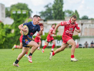 Rumen Rugby oyuncuları Romanya 'nın Bükreş kentinde düzenlenen 2025 Romanya Rugby 7 Şampiyonası Finalleri sırasında eylem halinde görülüyor.