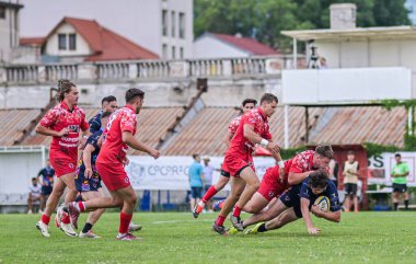 Rumen Rugby oyuncuları Romanya 'nın Bükreş kentinde düzenlenen 2025 Romanya Rugby 7 Şampiyonası Finalleri sırasında eylem halinde görülüyor.