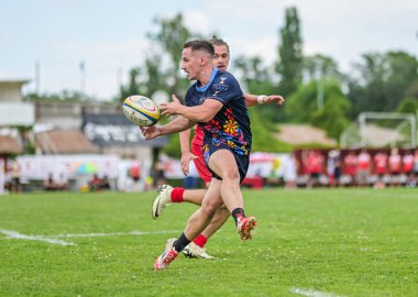 Rumen Rugby oyuncuları Romanya 'nın Bükreş kentinde düzenlenen 2025 Romanya Rugby 7 Şampiyonası Finalleri sırasında eylem halinde görülüyor.