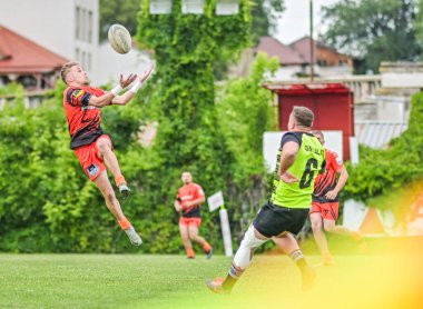 Rumen Rugby oyuncuları Romanya 'nın Bükreş kentinde düzenlenen 2025 Romanya Rugby 7 Şampiyonası Finalleri sırasında eylem halinde görülüyor.