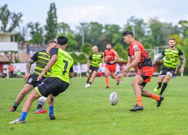 Rumen Rugby oyuncuları Romanya 'nın Bükreş kentinde düzenlenen 2025 Romanya Rugby 7 Şampiyonası Finalleri sırasında eylem halinde görülüyor.