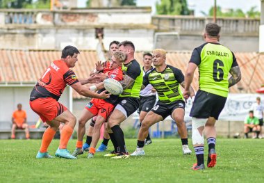 Rumen Rugby oyuncuları Romanya 'nın Bükreş kentinde düzenlenen 2025 Romanya Rugby 7 Şampiyonası Finalleri sırasında eylem halinde görülüyor.