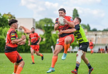 Rumen Rugby oyuncuları Romanya 'nın Bükreş kentinde düzenlenen 2025 Romanya Rugby 7 Şampiyonası Finalleri sırasında eylem halinde görülüyor.