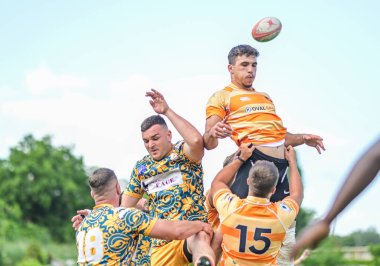 Rumen Rugby oyuncuları Romanya 'nın Bükreş kentinde düzenlenen 2025 Romanya Rugby 7 Şampiyonası Finalleri sırasında eylem halinde görülüyor.