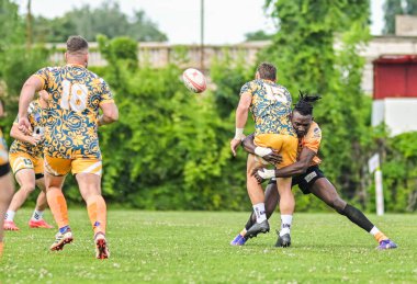 Rumen Rugby oyuncuları Romanya 'nın Bükreş kentinde düzenlenen 2025 Romanya Rugby 7 Şampiyonası Finalleri sırasında eylem halinde görülüyor.