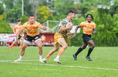 Rumen Rugby oyuncuları Romanya 'nın Bükreş kentinde düzenlenen 2025 Romanya Rugby 7 Şampiyonası Finalleri sırasında eylem halinde görülüyor.