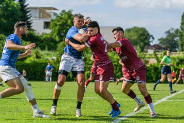 Rumen Rugby oyuncuları Romanya 'nın Bükreş kentinde düzenlenen 2025 Romanya Rugby 7 Şampiyonası Finalleri sırasında eylem halinde görülüyor.