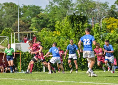 Rumen Rugby oyuncuları Romanya 'nın Bükreş kentinde düzenlenen 2025 Romanya Rugby 7 Şampiyonası Finalleri sırasında eylem halinde görülüyor.