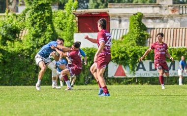 Rumen Rugby oyuncuları Romanya 'nın Bükreş kentinde düzenlenen 2025 Romanya Rugby 7 Şampiyonası Finalleri sırasında eylem halinde görülüyor.