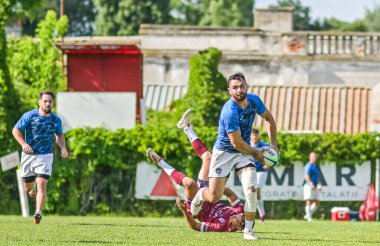 Rumen Rugby oyuncuları Romanya 'nın Bükreş kentinde düzenlenen 2025 Romanya Rugby 7 Şampiyonası Finalleri sırasında eylem halinde görülüyor.