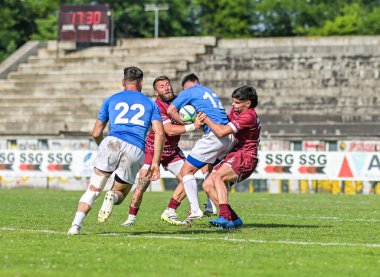 Rumen Rugby oyuncuları Romanya 'nın Bükreş kentinde düzenlenen 2025 Romanya Rugby 7 Şampiyonası Finalleri sırasında eylem halinde görülüyor.