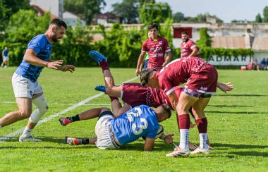 Rumen Rugby oyuncuları Romanya 'nın Bükreş kentinde düzenlenen 2025 Romanya Rugby 7 Şampiyonası Finalleri sırasında eylem halinde görülüyor.
